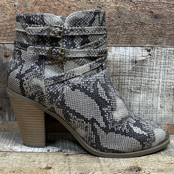 JustFab Willa Snake Print Heeled Buckle Booties Ankle Boots White Gray Size 10 - Picture 7 of 12